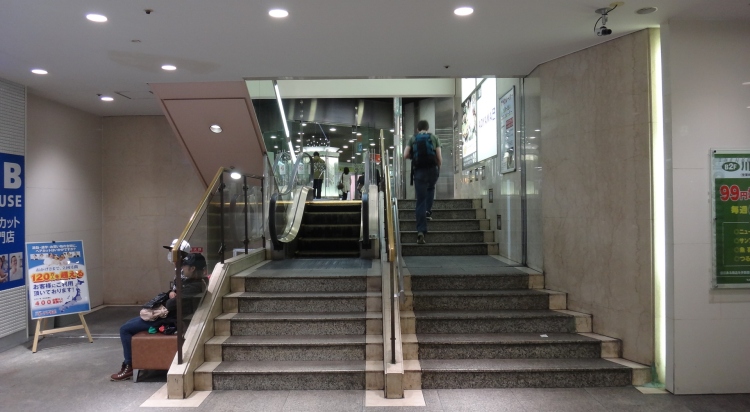 Kawasaki shortest escalator